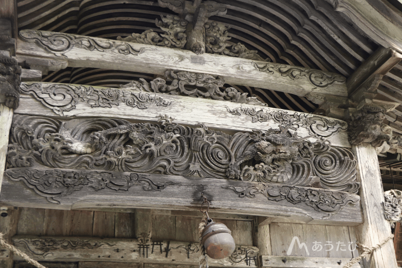 Two dragons carved into the shrine’s main hall