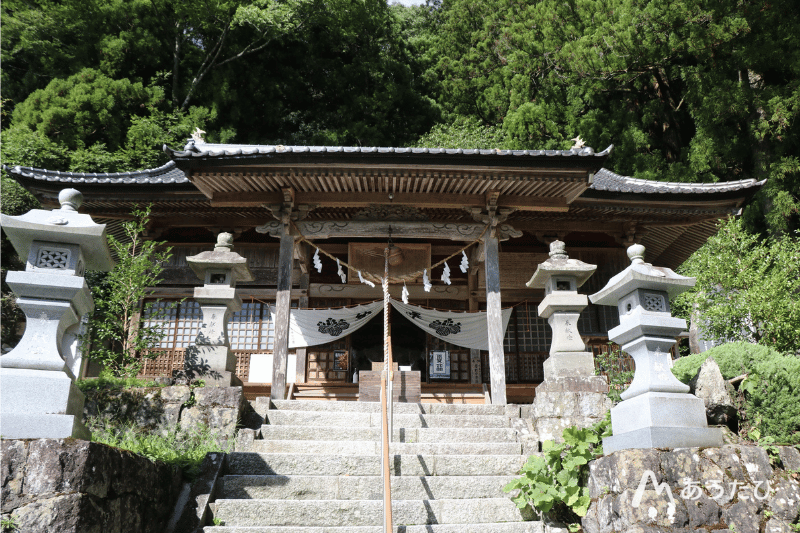 The distant worship hall of the shrine