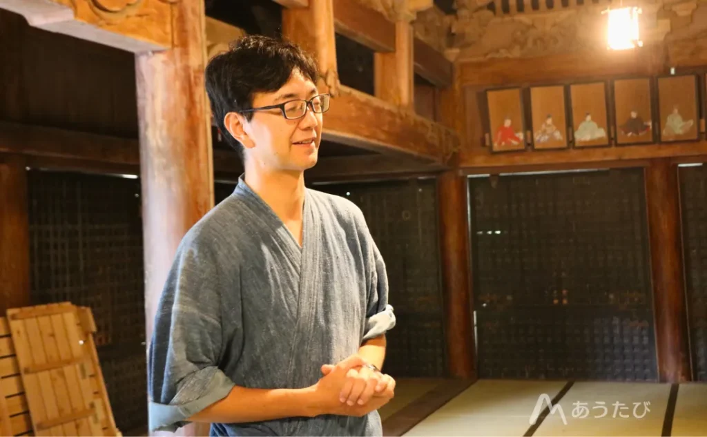 Abe speaking inside the main shrine hall