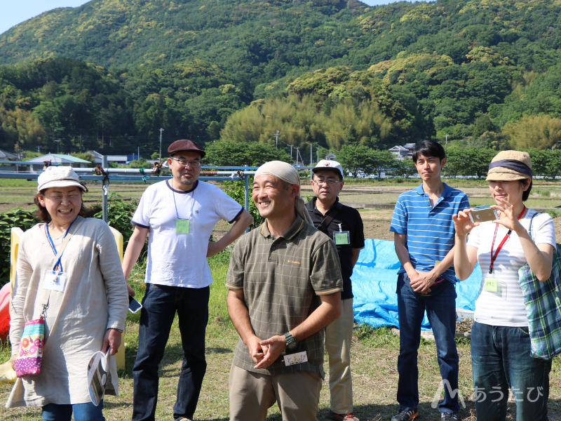 Suzuki with tour participants at his farm