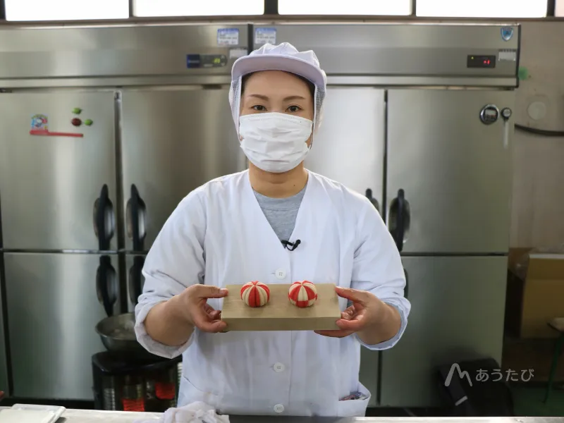 Fumie Watanabe holding handmade nerikiri wagashi at Tamaya Gyokushindo