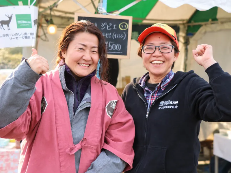 Misako Takahashi and Chiho Takagi smiling together in Tokamachi